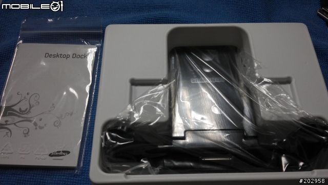 [開箱]Samsung Galaxy Tab 7.7專用Desktop Dock+BookCover