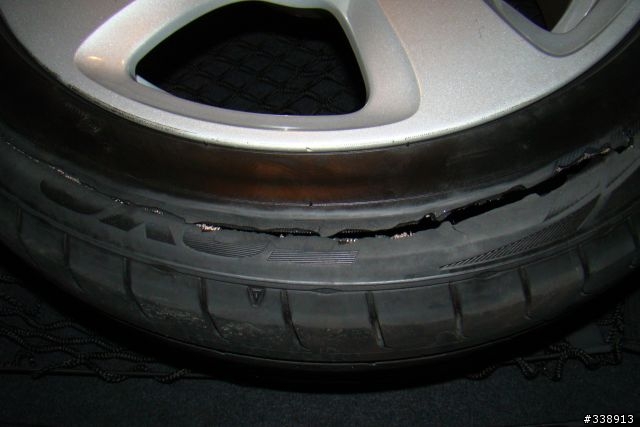 東洋 C1S 右後輪爆胎驚魂
