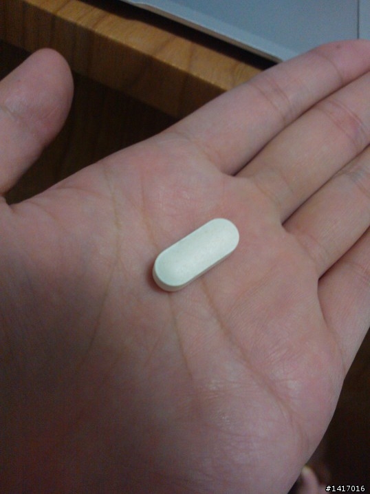 請問L-Cysteine美白錠原來的顏色是純白的嗎？