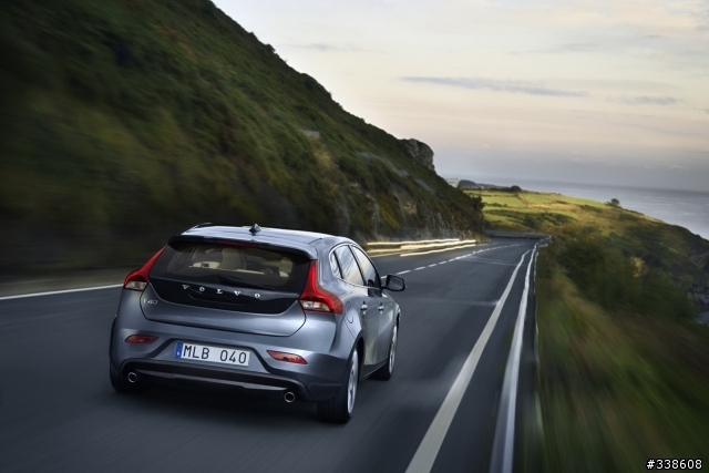 Volvo V40 官方照片搶先曝光了 (更新影片+更多照片)