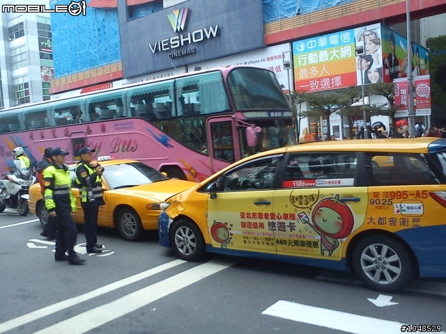 信義區威秀前 計程車逆向撞計程車[上新聞了!!!]