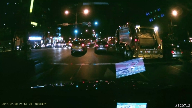 惡劣！台北市環保局垃圾車463-BL駕駛員周梅宜違規左轉惡意逼車