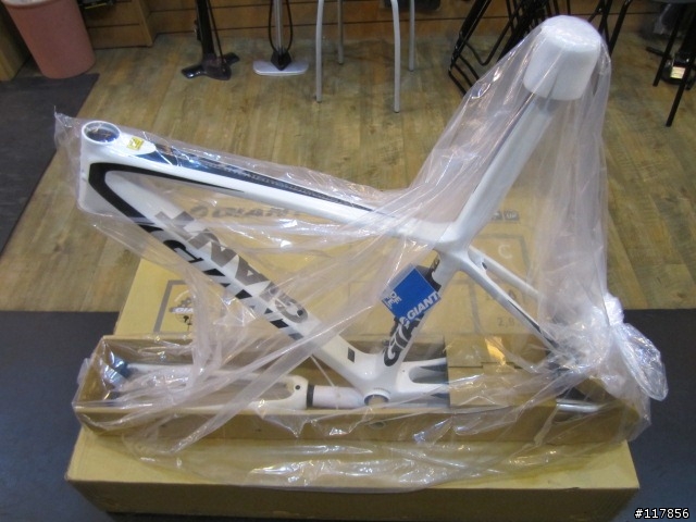 開箱 2012 GIANT TCR ADVANCED SL ISP 拼了~纏纏A 給他換下去~~
