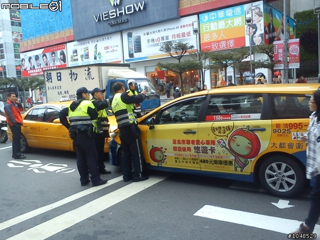 信義區威秀前 計程車逆向撞計程車[上新聞了!!!]