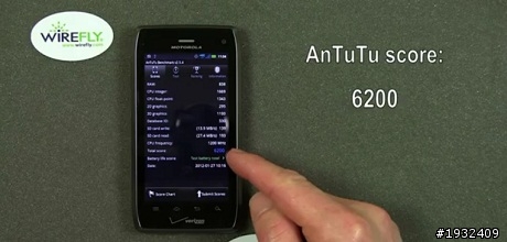 [外電消息] Droid 4初步動手玩影片