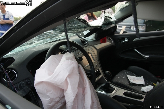 救命恩人mondeo ecoboost 2.0T (在高速公路下雨積水打滑失控翻車)