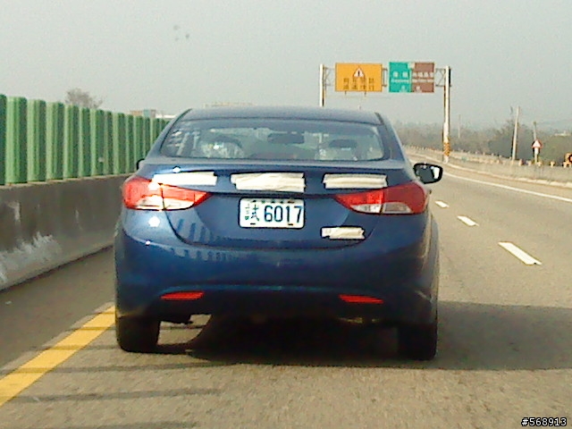 眼尖的幫看看是哪一家的車子