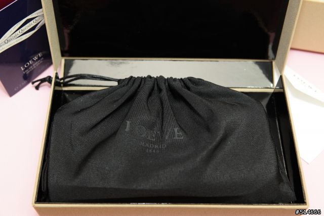 麂皮小牛皮小羊皮一次滿足的情人禮--LOEWE "Amazona" 長夾