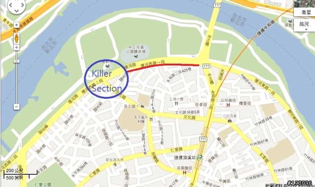 ［危險路段］中正橋下永和方向，擁有「雙重謀殺路線」設計。