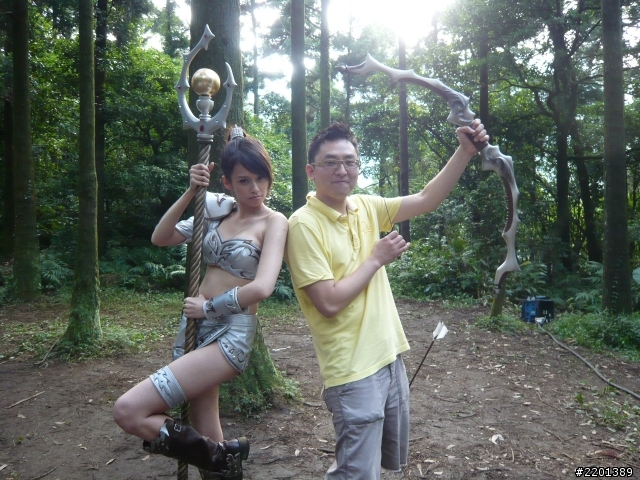 冏!!請各位高手幫個忙把右邊的那位修掉~