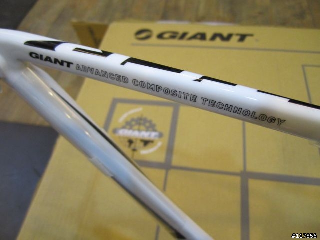 開箱 2012 GIANT TCR ADVANCED SL ISP 拼了~纏纏A 給他換下去~~