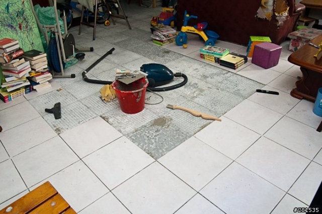 [DIY] 磁磚爆裂之情非得已累死人- 貼磁磚、鋪木地板。