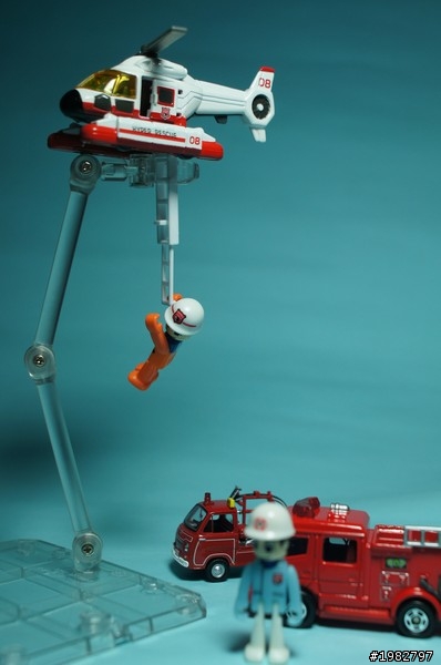 [ TOMICA ] 緊急救援-機動救急HR8直升機人員吊卡組