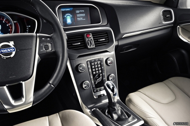 Volvo V40 官方照片搶先曝光了 (更新影片+更多照片)