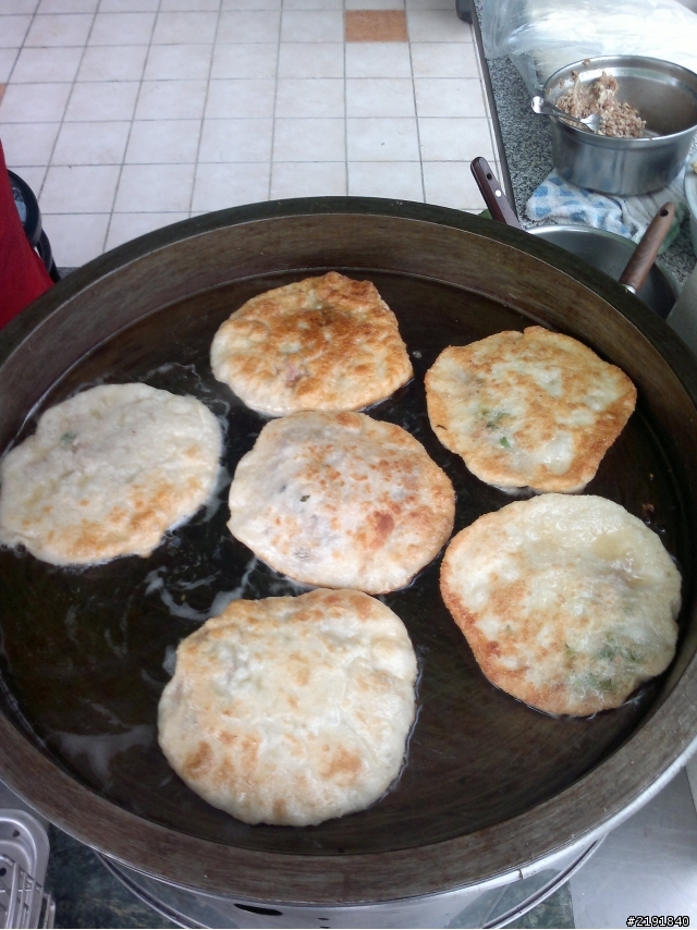 推薦~好吃的蔥肉餅...