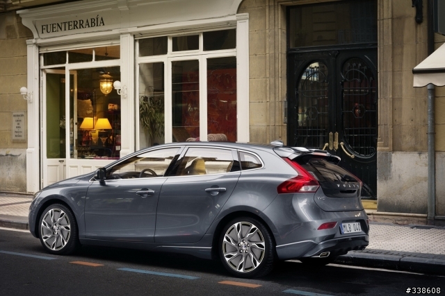Volvo V40 官方照片搶先曝光了 (更新影片+更多照片)