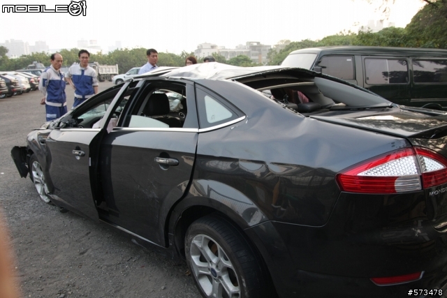 救命恩人mondeo ecoboost 2.0T (在高速公路下雨積水打滑失控翻車)