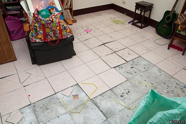 [DIY] 磁磚爆裂之情非得已累死人- 貼磁磚、鋪木地板。