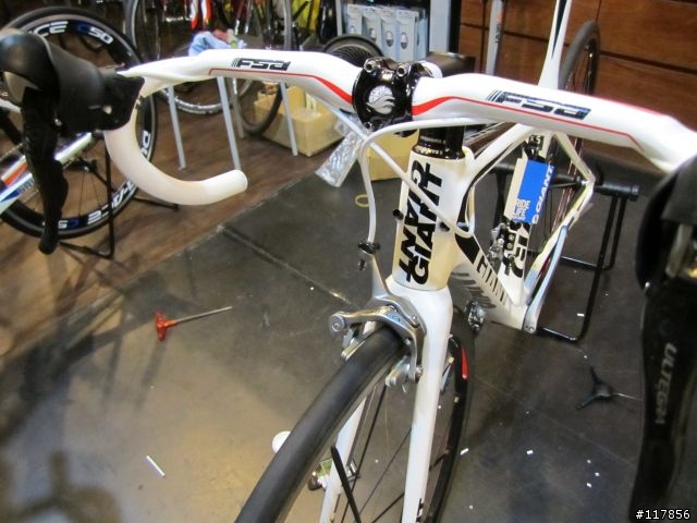 開箱 2012 GIANT TCR ADVANCED SL ISP 拼了~纏纏A 給他換下去~~