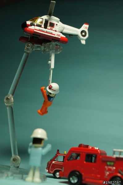 [ TOMICA ] 緊急救援-機動救急HR8直升機人員吊卡組