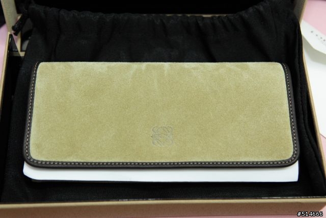 麂皮小牛皮小羊皮一次滿足的情人禮--LOEWE "Amazona" 長夾