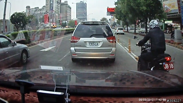 不守規矩的紅牌機車