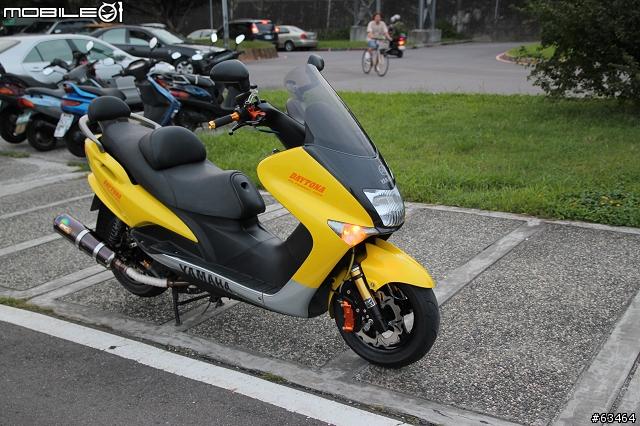 想請教起重吊車要如何將馬車吊起到公寓客廳裡面?(我不是開玩笑的!)