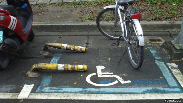 殘障車位好難停.....