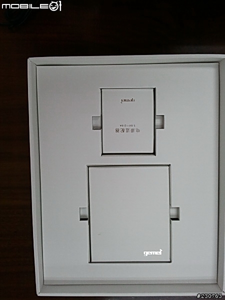 一次三台大陸 9.7" MID +ONDA Vi30 8" 開箱