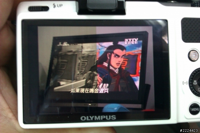 XZ-1 螢幕左半邊變色 >.