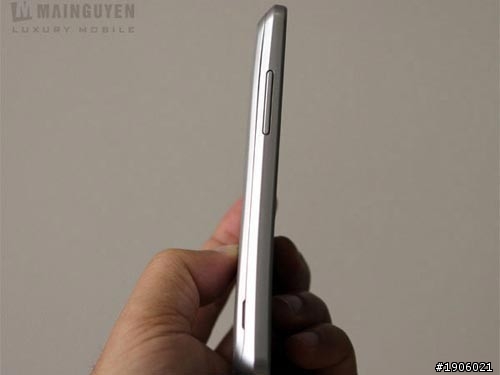 GALAXY S Advance是金屬銀色美背!???