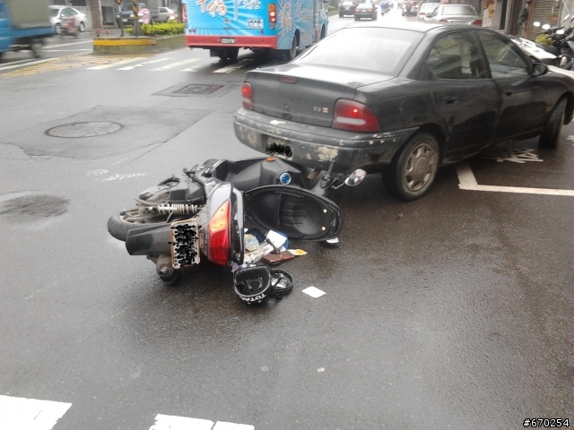 請問汽車路口迴轉時被後面機車撞上 後續處理該怎麼做(中豐路山子頂段)