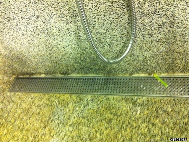 請教！這是施工不良還是石材本身的問題......(如圖)