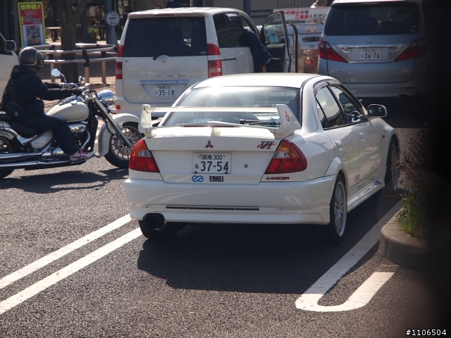 在日本看到的汽車~這一台是硬皮鯊嗎?