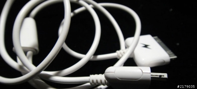 <分享>iPhone & iPod 一條兩頭雙工傳輸線(充電&USB)