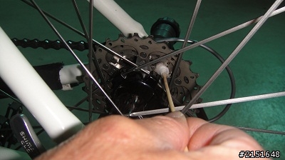 花鼓與鋼絲縫及飛輪側孔的清潔