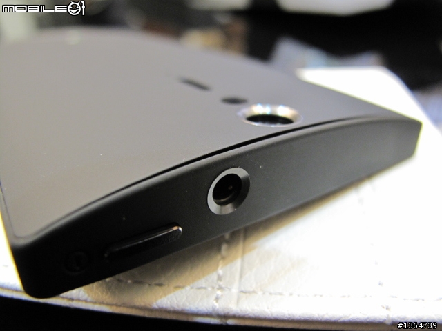 SONY XPERIA S 背蓋密合度....GAP