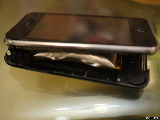 iPhone 3GS 電池膨脹後手機自爆  我遇到了