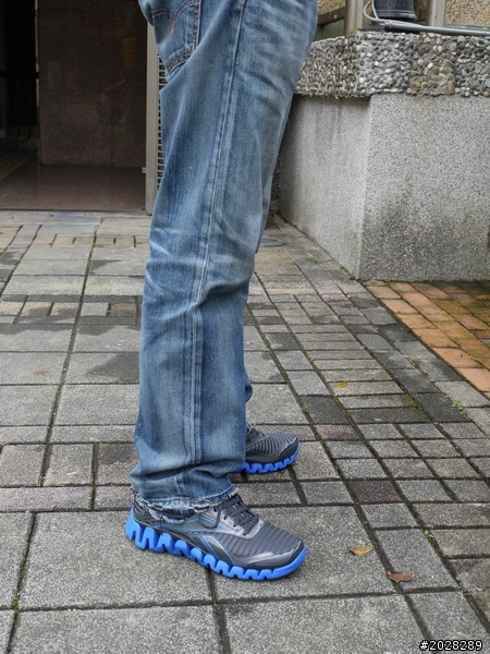 工作壓力大嗎？ 慢跑吧!!  Reebok Zigtech開箱分享