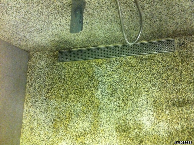 請教！這是施工不良還是石材本身的問題......(如圖)