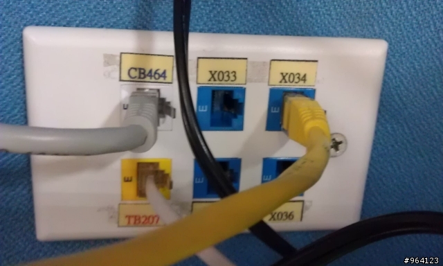 請教: 2組網路線與2組電話線共存的孔位板, 到哪購買或拍賣網址?
