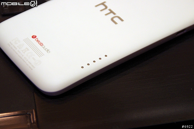 來自HTC One X記者會現場的幾張實機照 一般版單機價20900元