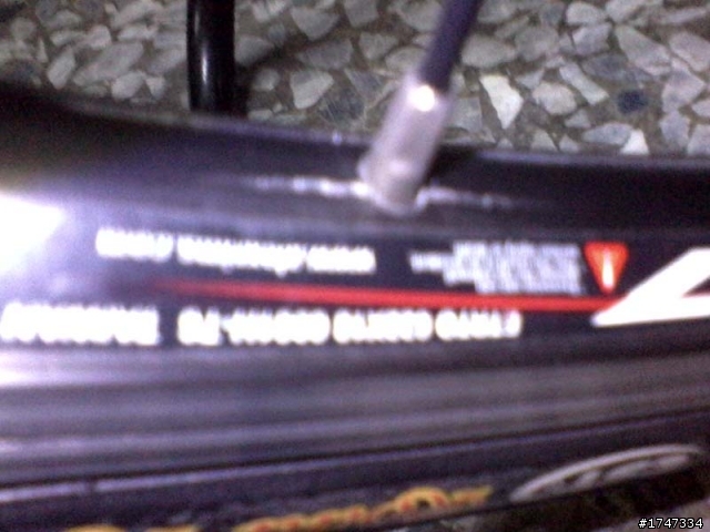 輪框幅條處裂開了