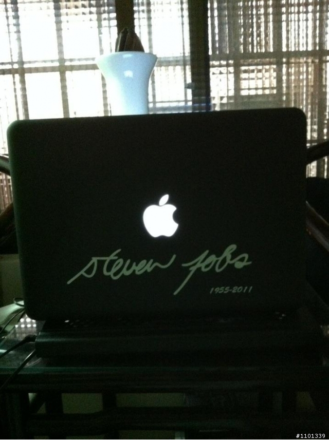 無意間看到朋友的MacBookPro上蓋貼的貼紙