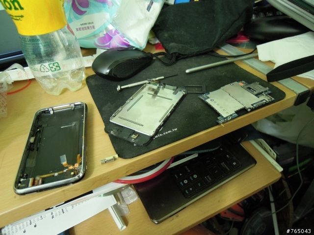 剛剛原本想要玩一下好久沒玩的3GS...沒想到整個手機膨脹起來了...
