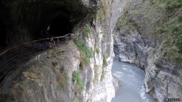 《白色的奇萊，湧動的雲瀑》0~3275M 的悸動，中橫東進。