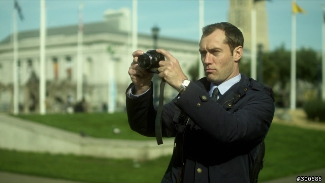 請問有人知道裘德洛在劇中所穿的外套是哪個品牌嗎?