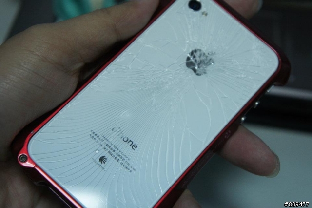 iPhone 4S 後蓋玻璃破了...