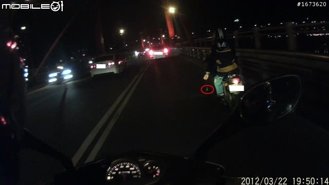 機車騎士載著小孩吸著菸，並隨手亂丟菸蒂....(03/22)