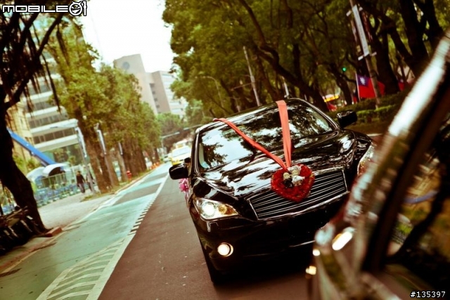 分享INFINITI M37婚禮車照